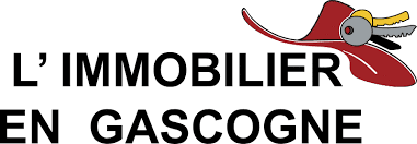 L'Immobilier en Gascogne : Agence Immobilière Locale Logo L'Immobilier en Gascogne avec texte noir et chapeau de mousquetaire rouge orné de deux clés.